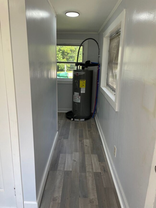 Building Photo - NEWLY RENOVATED 3 BED, 1.5 BATH WITH BONUS...