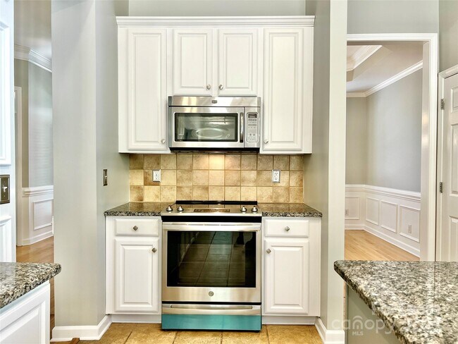Building Photo - 811 Deercross Ln