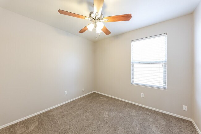 Building Photo - 17746 W Red Bird Rd