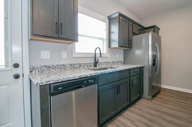 Building Photo - 1115-F5 Hillwood Dr