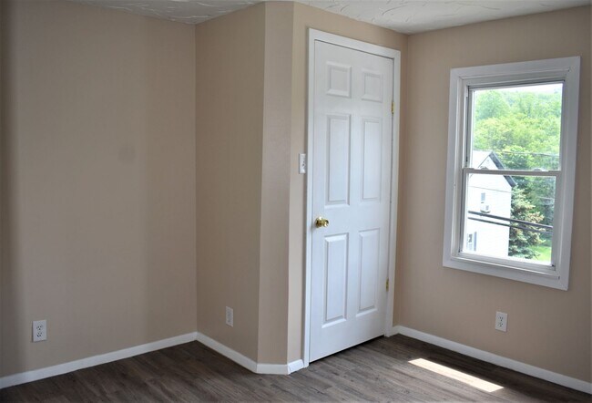 Building Photo - LEASE PENDING AS OF 05/06/2025: Lovely 3 b...