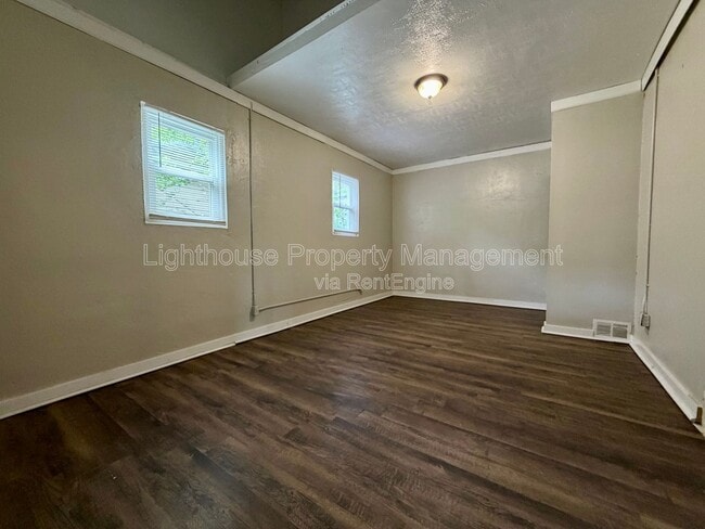 Building Photo - 2449 Hillside Dr NW