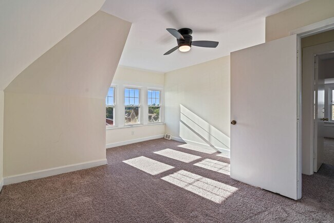 Building Photo - 5 bed 1 bath - newly updated, tons of space, central air, off street parking, laundry