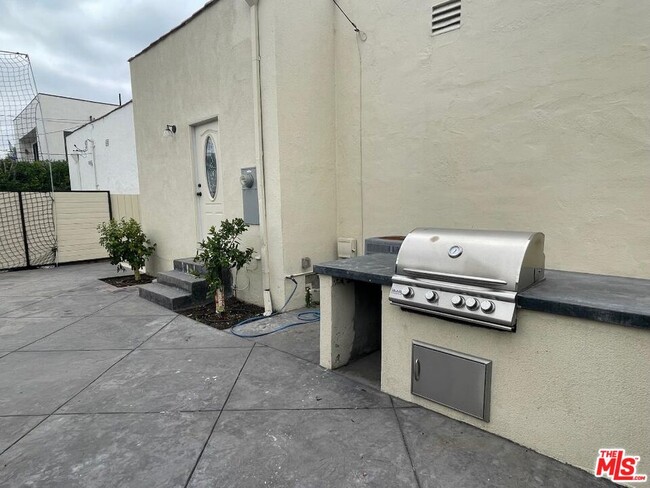Building Photo - 422 S Clark Dr