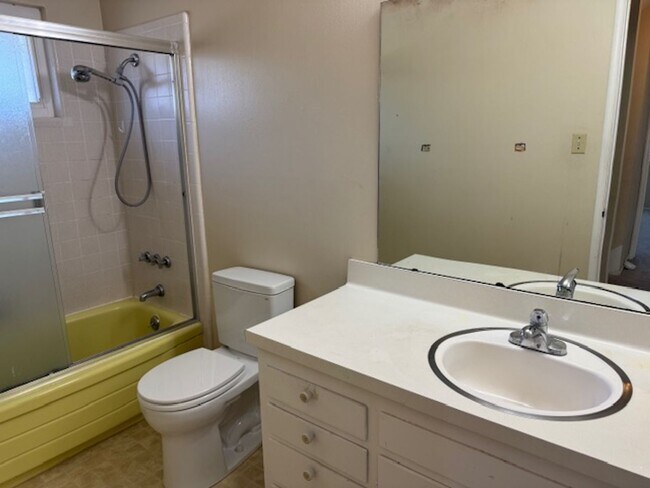 Building Photo - 4 bedroom Moraga home is now available for...