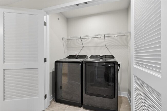 Building Photo - 325 Enchanted Ct