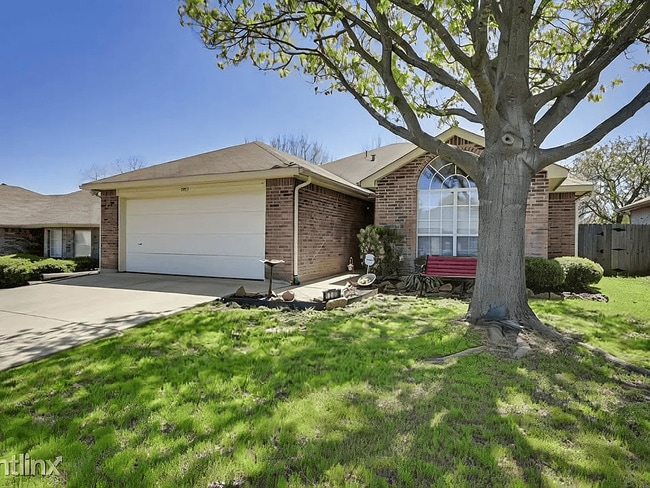 Building Photo - 1303 Hidden Oaks Dr