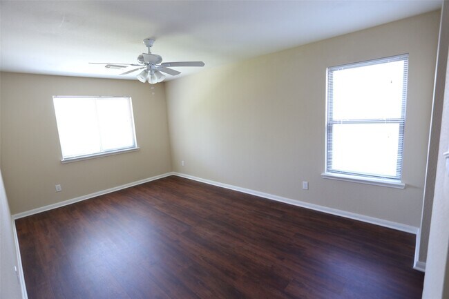 Building Photo - 3327 Summerwood Ln