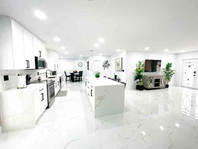 Building Photo - 301 SW 136th Ct