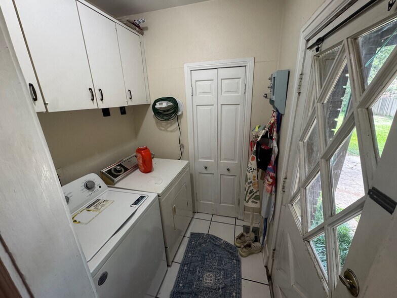 Laundry Room / Pantry / Door to Deck - 4006 Hawthorne Ave
