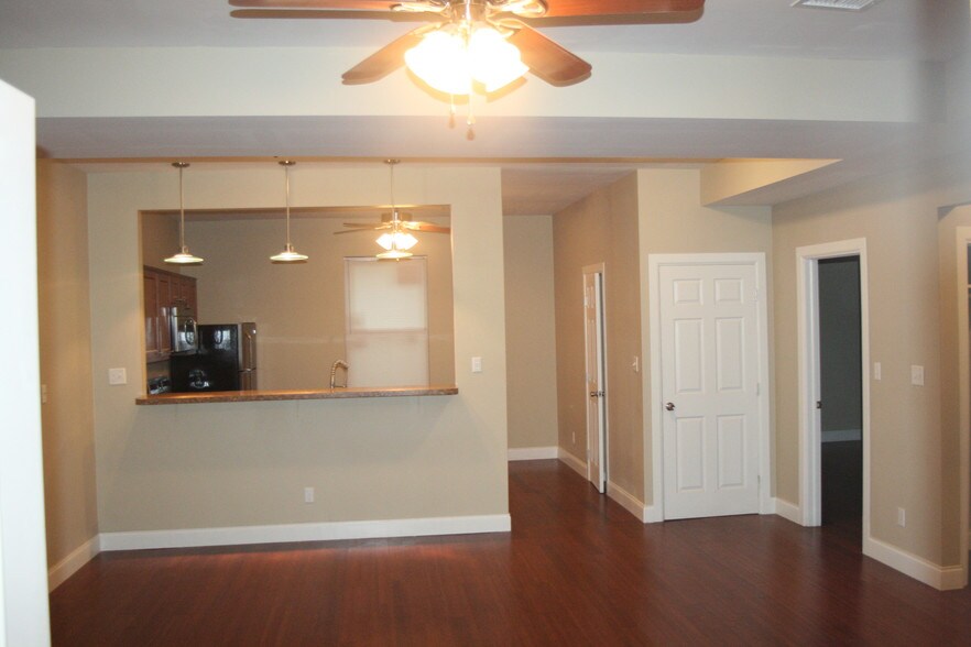 Building Photo - 824 Lincoln Ave