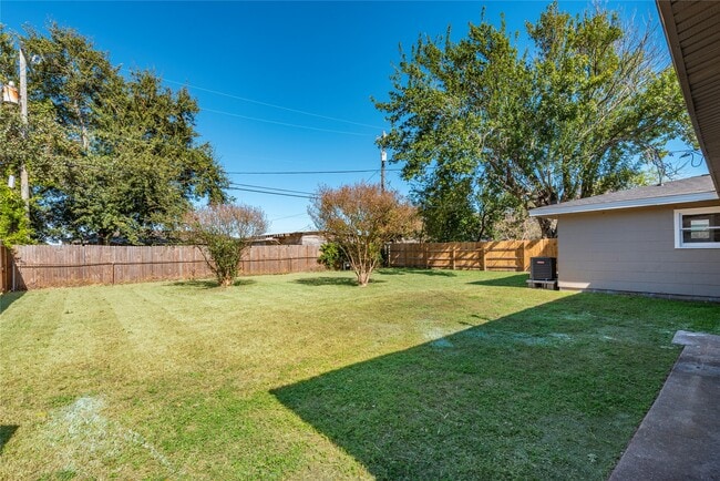 Building Photo - 322 24th Ave N