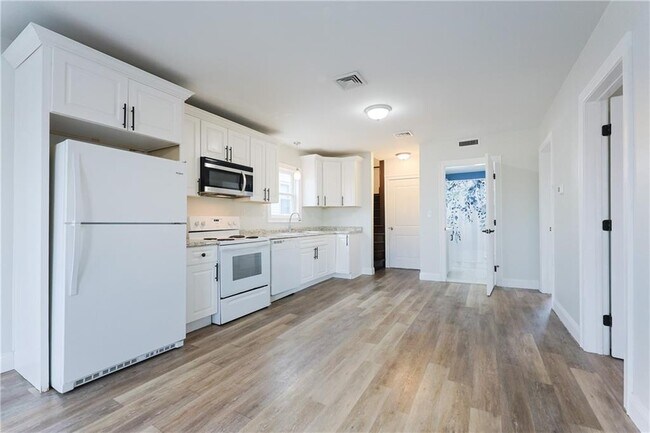 Building Photo - 214 Silver Spring St