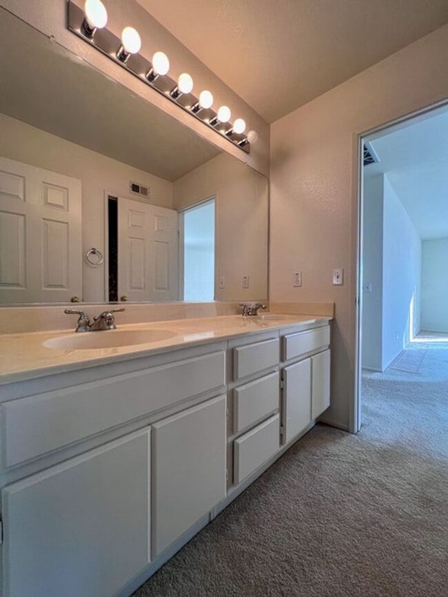 Building Photo - Large 4 bedroom Murrieta home with a loft ...