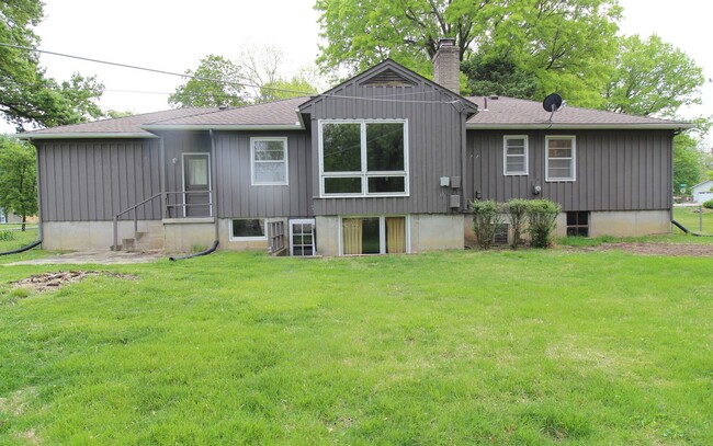 Building Photo - 3 Bedroom 2 Bath Home In Overland Park
