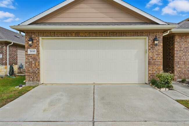 Building Photo - 7035 Toluca Dr