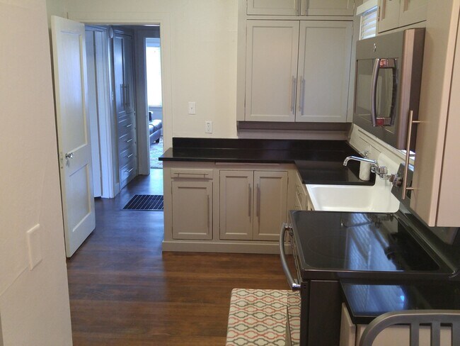 Building Photo - 170-704-708 Broadway Duplex, Bend