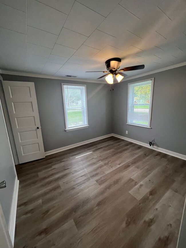 Building Photo - Newly Remodeled Home for Rent in Moline