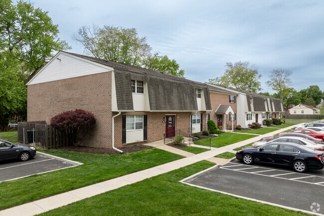 Building Photo - Hampton Crossing Condominiums