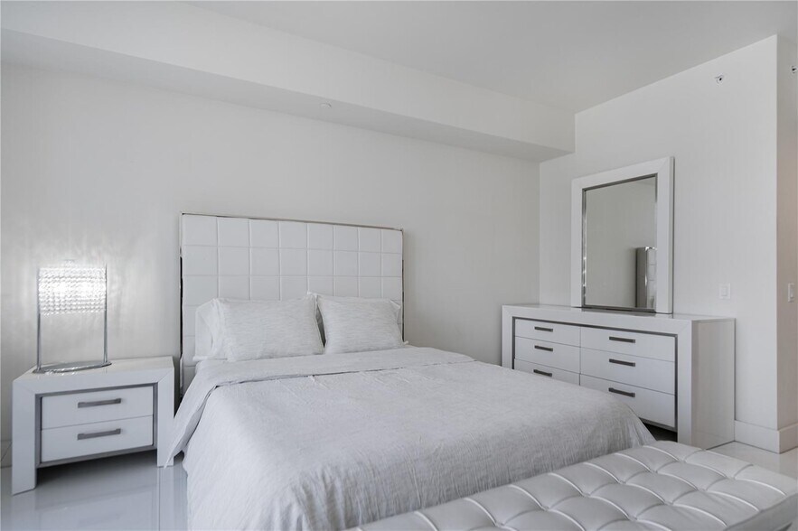 Building Photo - 1300 Brickell Bay Dr