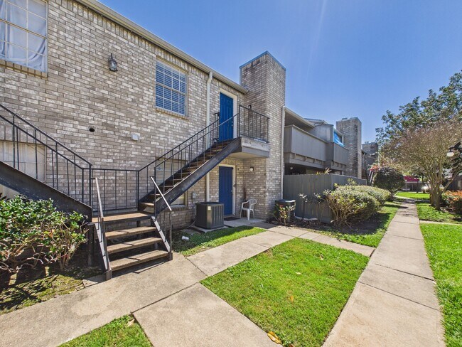 Building Photo - 9700 Leawood Blvd