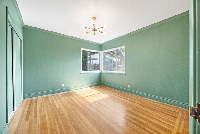 Building Photo - Stunning 2-Bed, 1-Bath Condo in the Heart ...
