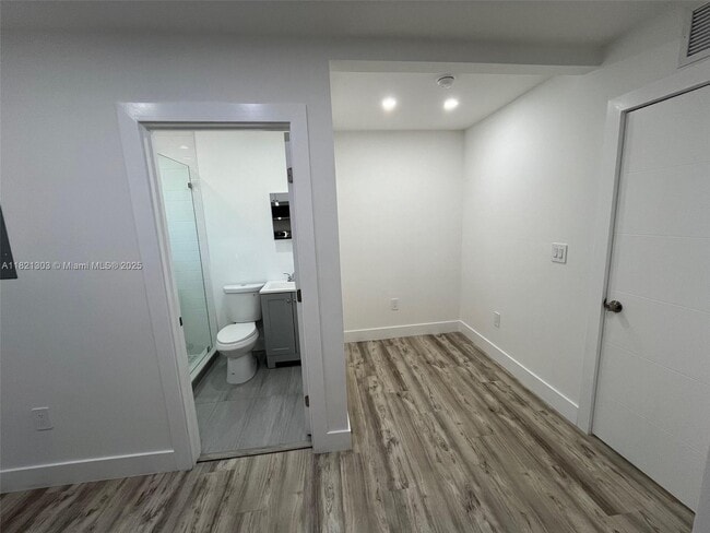Building Photo - 885 SW 29th Ave