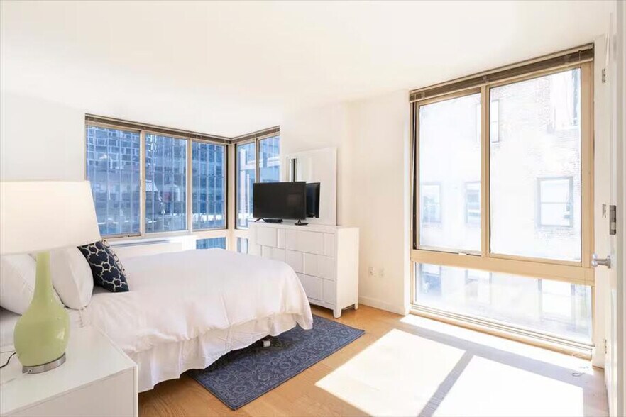 Building Photo - 254 W 54th St