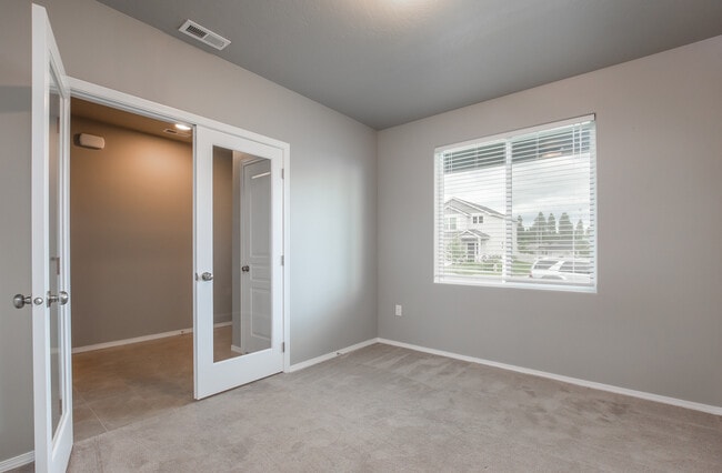 Building Photo - ***Half off 1st Full Month's Rent***Beauti...