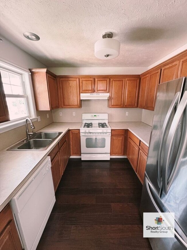 Building Photo - Wealthy St 4 bed 2 bath Single Family Home