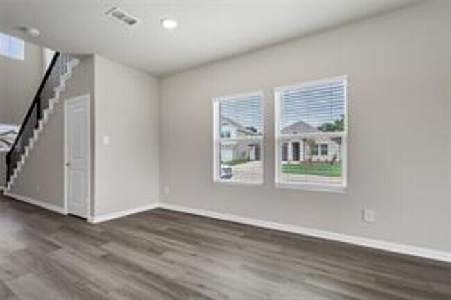 Building Photo - Spacious 3BR/2.5BA Home Near Parks, Dining & Community Pool