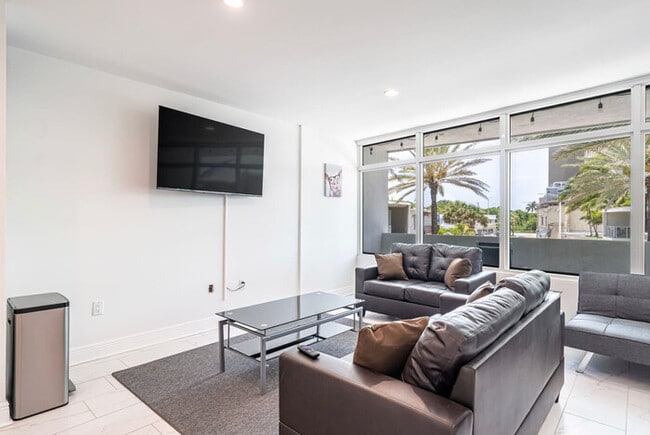 Building Photo - Beachfront Bloo's -2 Units-Ocean View Balc...