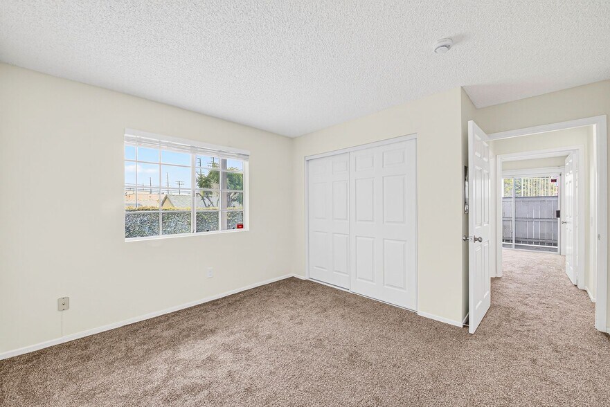 Building Photo - 1075 Loma Ave