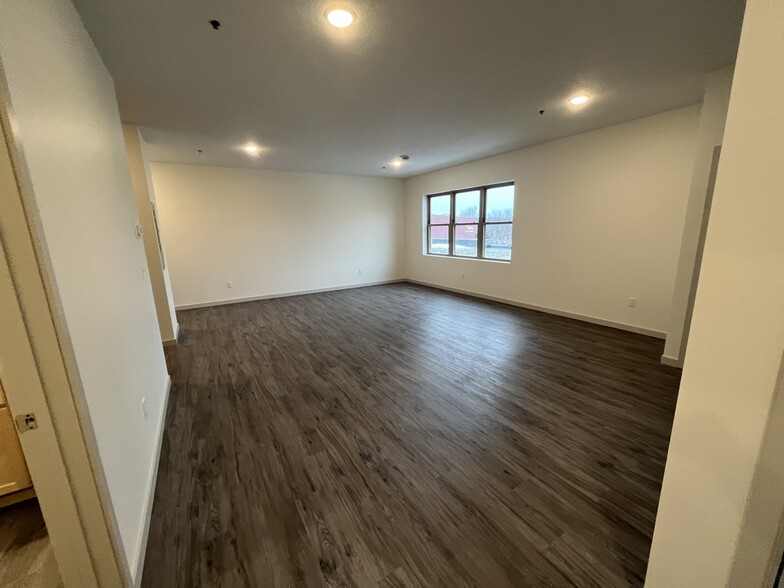 Large Living Spaces - 202 Valley Green Sq