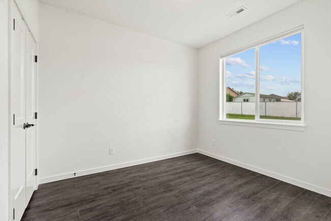 Building Photo - 604 S Crescent Ln