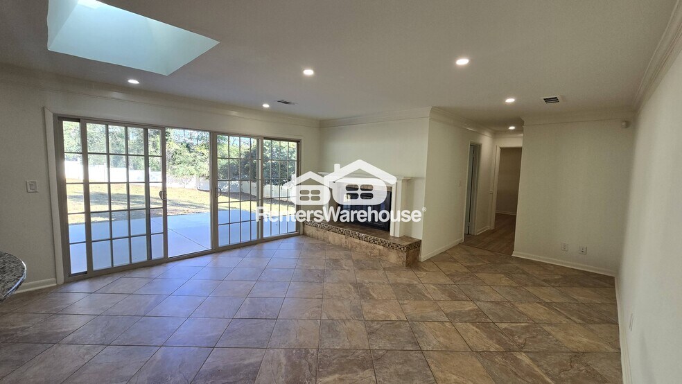 Building Photo - 3582 Cloudland Dr