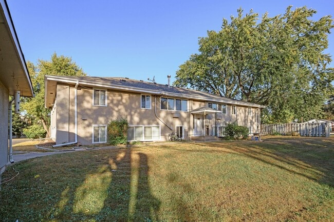 Building Photo - Spacious 2BR/1Bath Available Now!