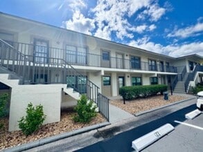 Building Photo - 2 bedroom 2 bathroom Annual Rental in Davi...