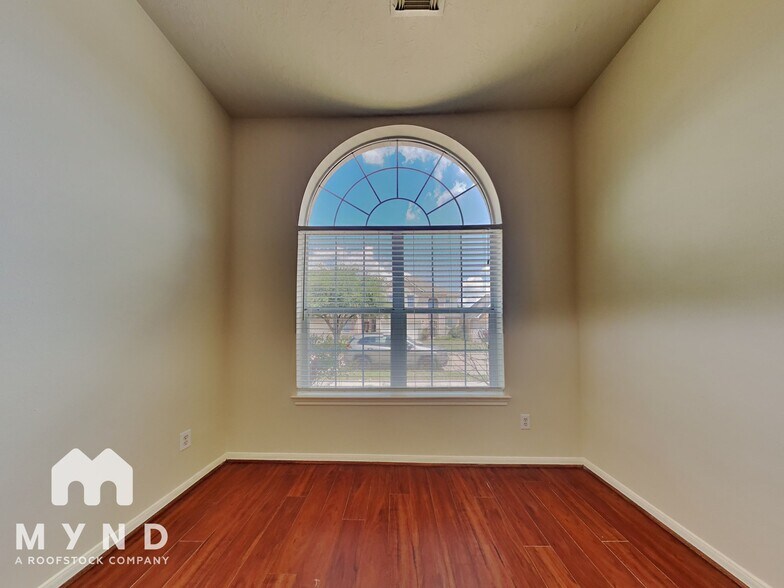 Building Photo - 807 Forest Star