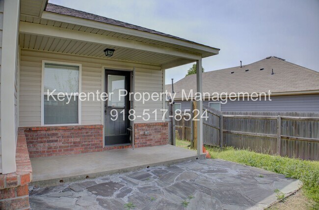 Building Photo - Coming Soon! 3 bed/2 bath!