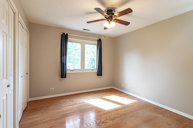 Building Photo - 690 Greenview Ln