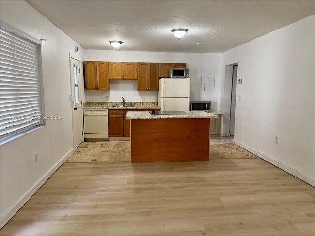 Building Photo - 3242 Mary St