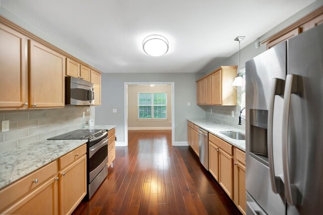 Building Photo - Unbeatable Location – Just 6 Minutes to Do...