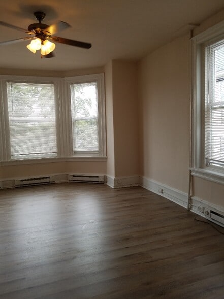 Building Photo - 431 E Walnut Ln