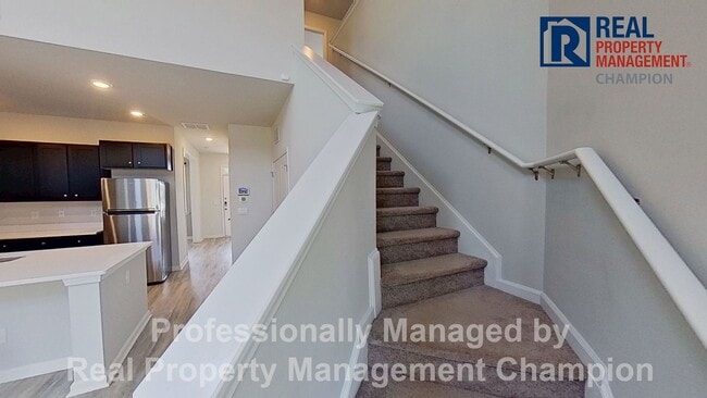 Building Photo - Beautiful and Spacious End Unit Townhouse