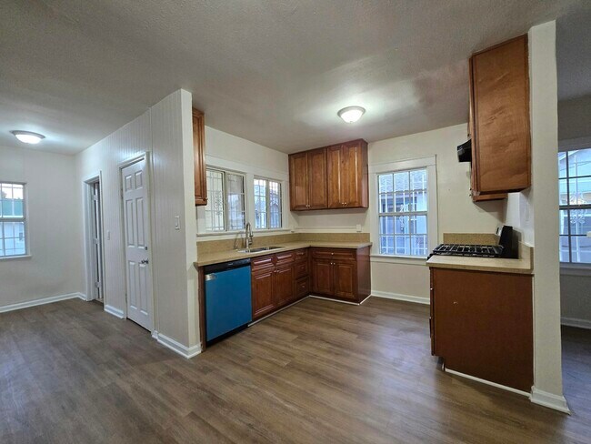 Building Photo - 916 W 59th Pl
