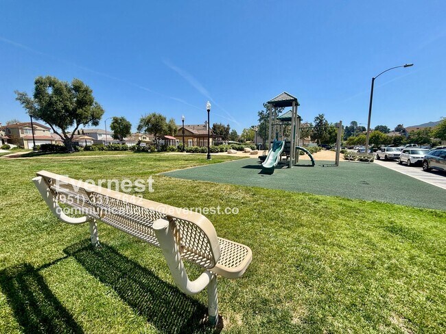 Building Photo - 3-Bedroom, 2.5-Bathroom Home with Modern A...