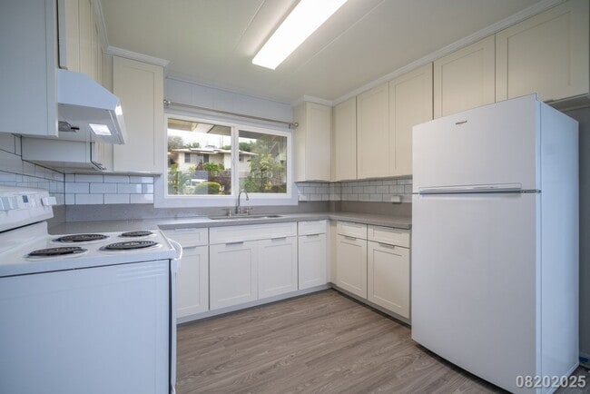 Building Photo - 3br - 910ft2 - 3br/1ba/2pkg Halawa Heights...