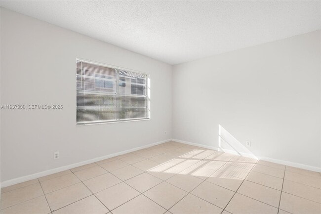 Building Photo - 10032 Twin Lakes Dr