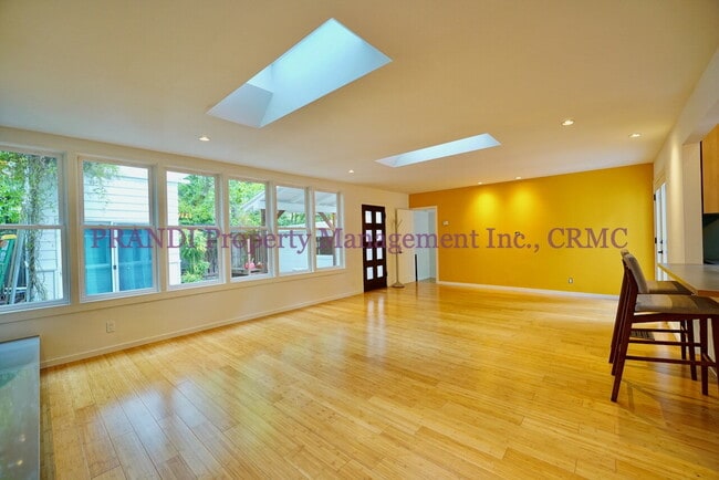 Building Photo - Bright, Stylish Fairfax Home with a Privat...